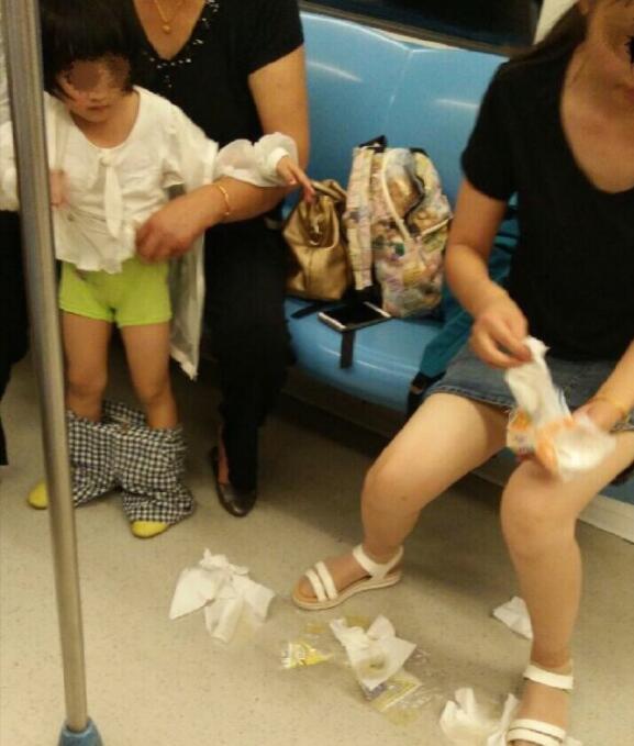 小女孩在地铁车厢里小便 一车厢人忙躲尿