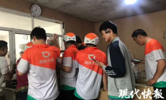外卖小哥身上集齐三家平台LOGO 你送的哪家外卖？
