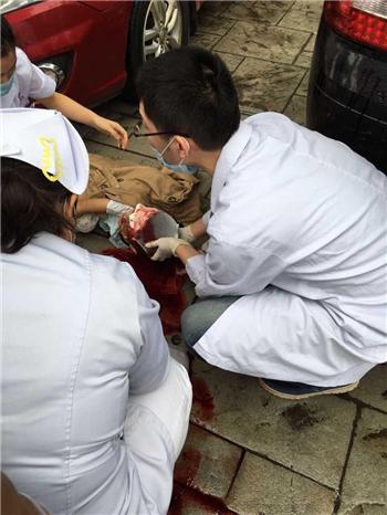 南京一名6岁男童从8楼坠落 医护人员紧急救援