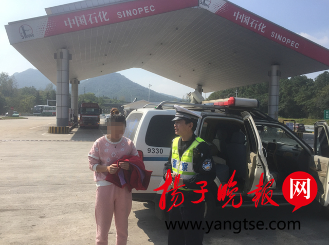 年轻女子与丈夫激烈争吵后下车 穿睡衣徒步高速