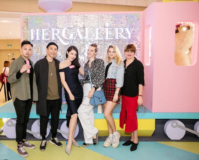 快闪潮拍展空降南京 打造极致浪漫打卡圣地