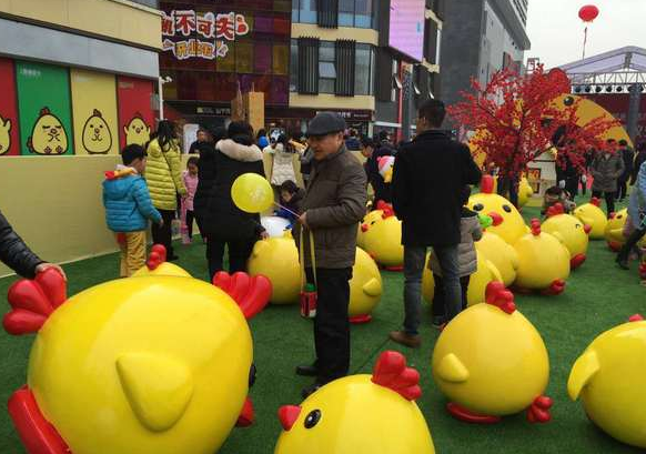 香榭时光生活广场开业 萌鸡乐园吸引眼球