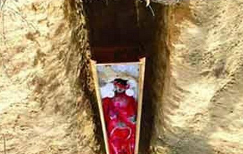 女子下葬1个月被掘坟盗尸 疑被配阴婚