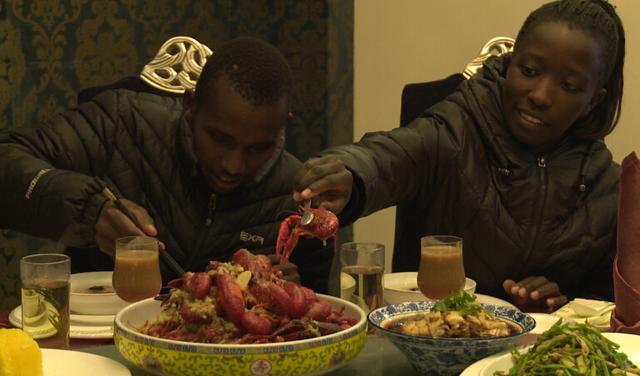 肯尼亚运动员试跑金湖国际半程马拉松