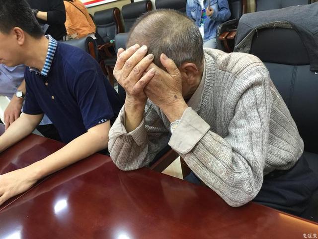88岁老父状告7子女不赡养 老人带药出院参加庭