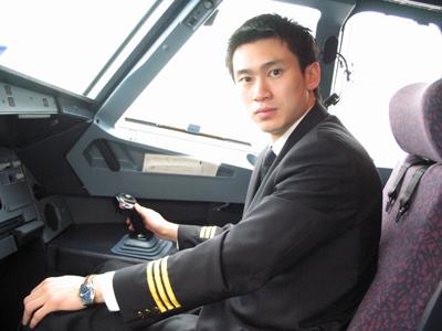 首位女首席飞行员_飞行员收入曝光(3)