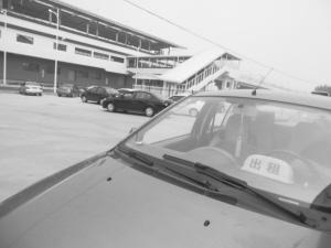 南京地铁葛塘站黑车猖獗 运政执法人员:无执法