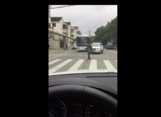 老人蹒跚过马路 车流礼让2次红绿灯无人鸣笛