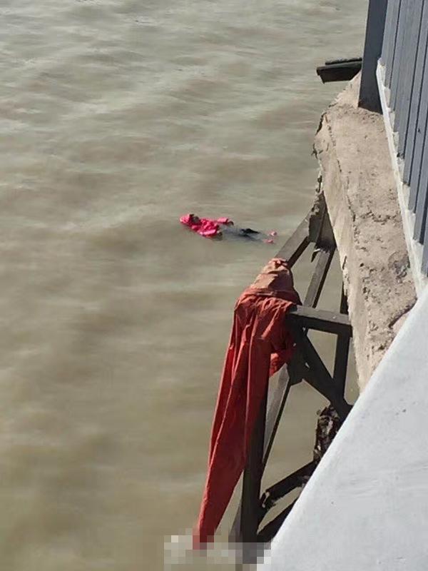 扬州大桥一女子跳河自杀 已紧急送医