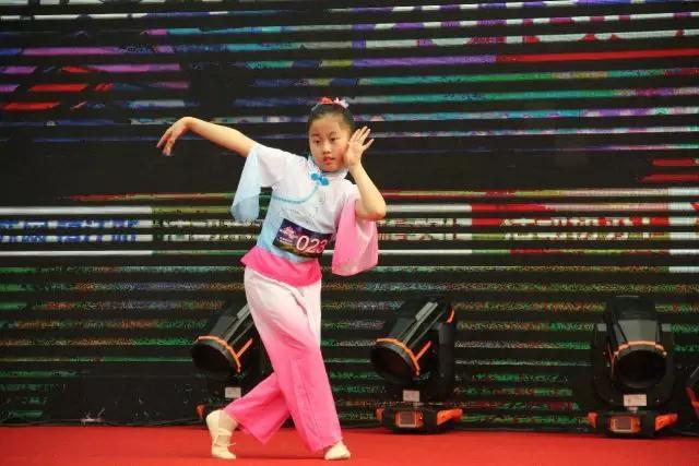 举城欢庆世界杯 足球宝贝来助力