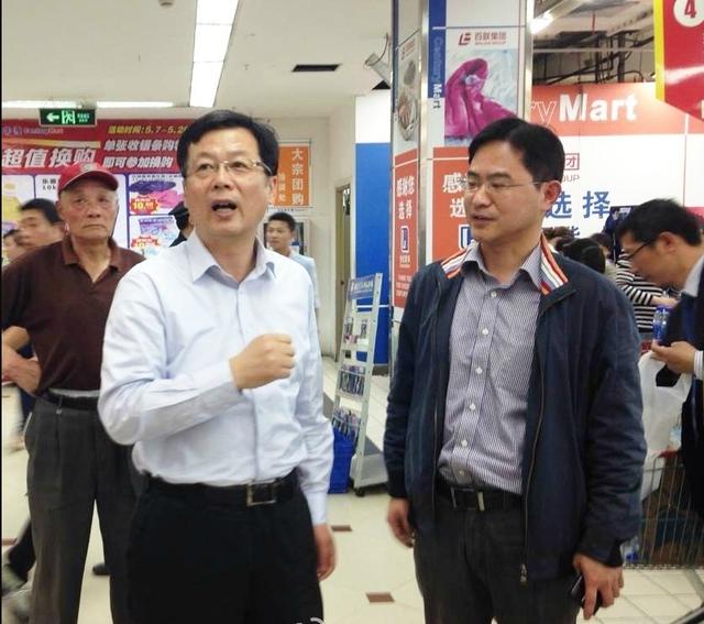靖江市市长赵叶来到城区超市 要求商家保证水