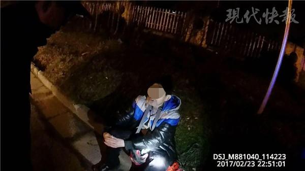 男子深夜突闻狗叫 准备抓小偷却意外救了一名