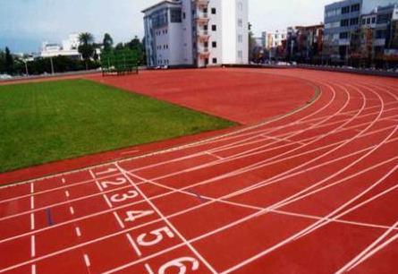 镇江再现“有毒塑胶跑道” 500多学生戴口罩上学