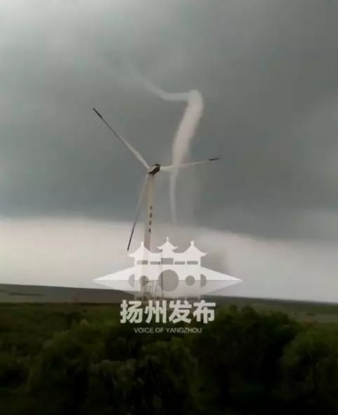 扬州高邮湖附近出现龙吸水 接下来要当心台风
