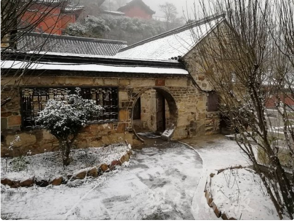 连云港徐州今晨下小雪 花果山有不少积雪