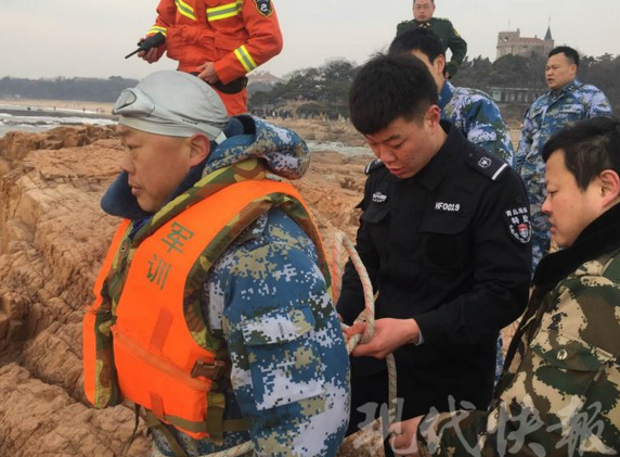 两游客被困礁石 连云港籍海军军官跳海救人后累晕