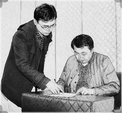 陈善乐(右)在讯问笔录上签字2015年8月4日,由江苏省镇江市经济开发区