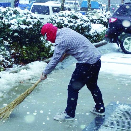 中国好邻居正能量 "蜘蛛侠"雪天扫雪开路