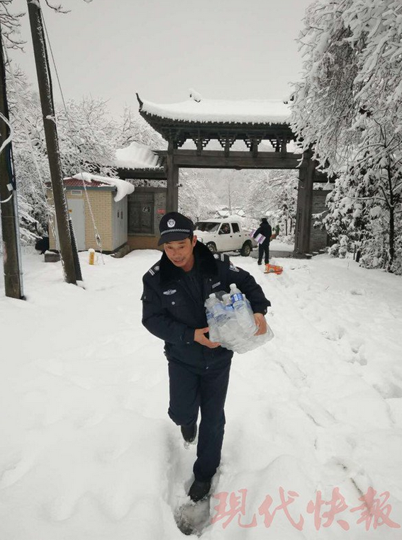 大雪封山：18名游客被困宝华山 民警上山送水送食物