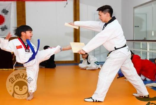 小孩拿大毛笔猜成语_看图猜成语(2)