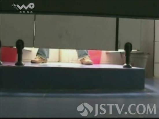 猥琐男<em>女厕所</em>偷拍成瘾 为求高清开闪光灯_地