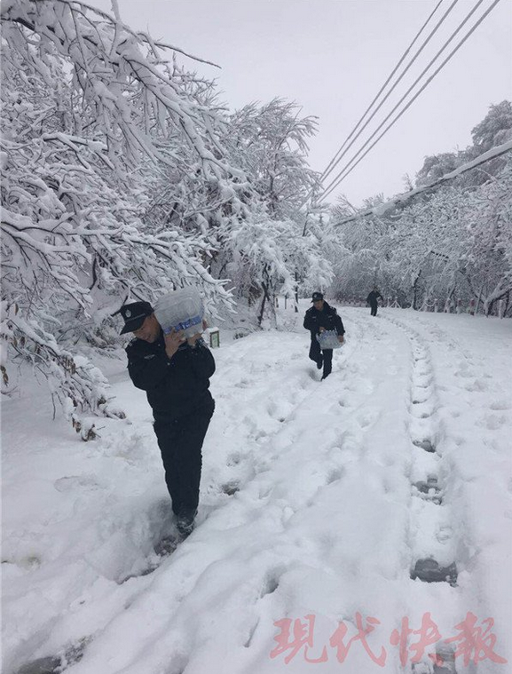 大雪封山：18名游客被困宝华山 民警上山送水送食物