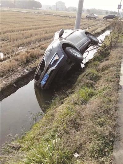 山东男子为吃煎饼果子单手开车 车子失控掉进沟_大苏网_腾讯网