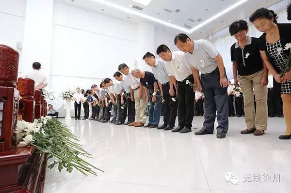 丰县县委书记出差途中猝死 追悼会现场千人送别