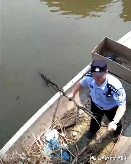 女子跳河轻生 民警划小船成功救人