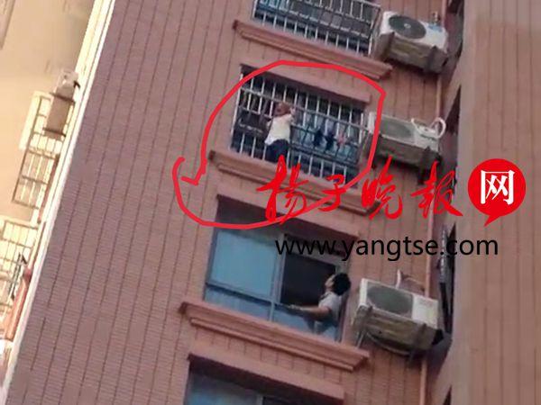 连云港上演20分钟惊险救援 3岁男童爬到9楼窗外