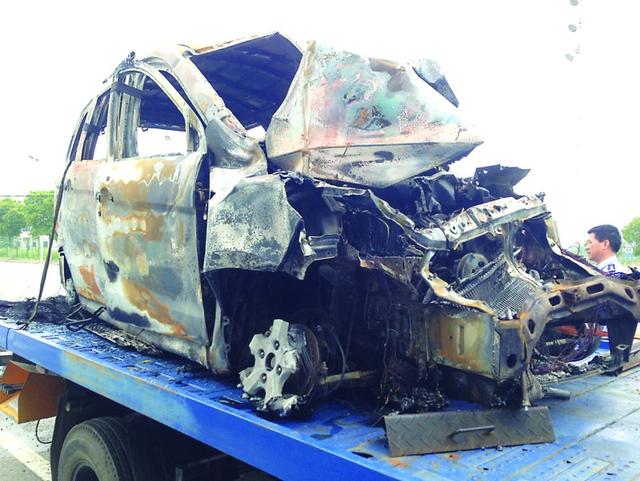 面包车撞上货车车头起火 车内6人被居民救出