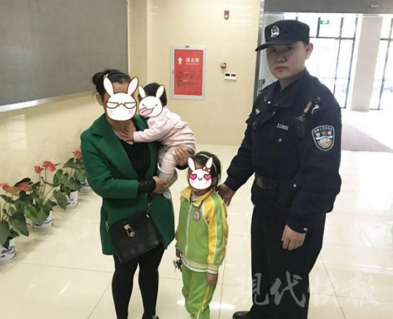 南京两女童迷路找妈妈 警察变身奶爸照顾两姐妹