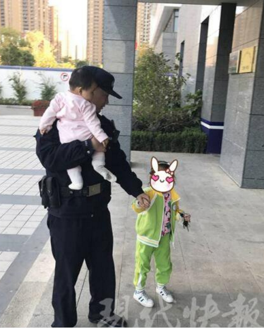 南京两女童迷路找妈妈 警察变身奶爸照顾两姐妹