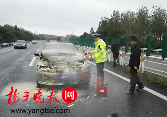 南京两车辆追尾雨中起火 交警奋不顾身扑灭