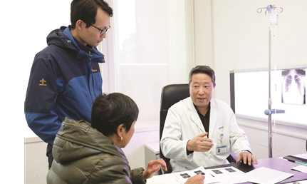 南京一名医生颈椎病发作 打着吊瓶接诊病人