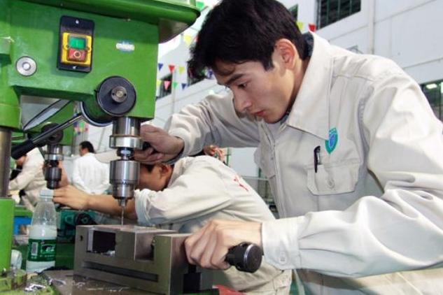 江苏鼓励科研人员兼职兼薪 工作满6年可享带薪休假