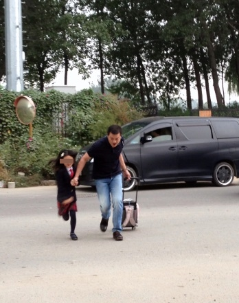 <em>王菲二女儿</em>与父亲奶奶一起逛街 长相酷似母亲