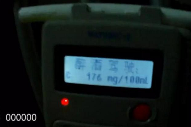 无锡一男子醉驾半路停路边 打110让民警来代驾