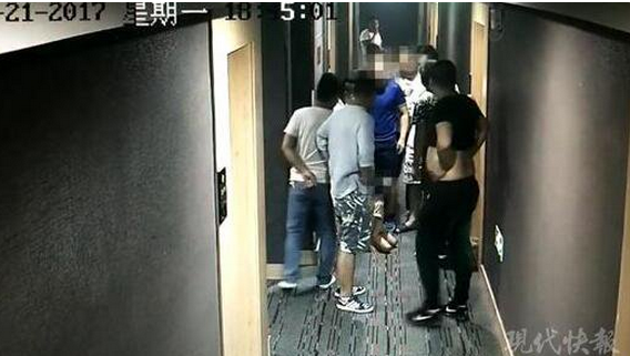 扬州一男子让儿子给自己下跪 隔壁住客劝说被