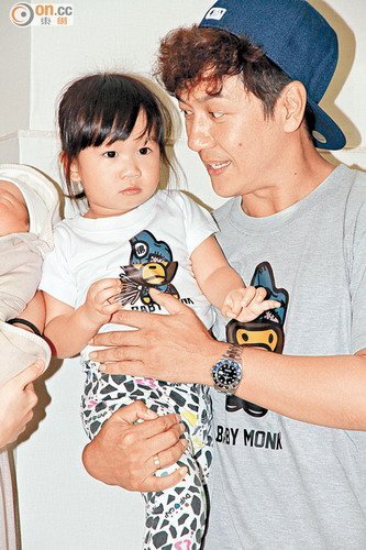 保姆放钉扎<em>陈浩民女儿</em>屁股老婆心痛喊杀人_