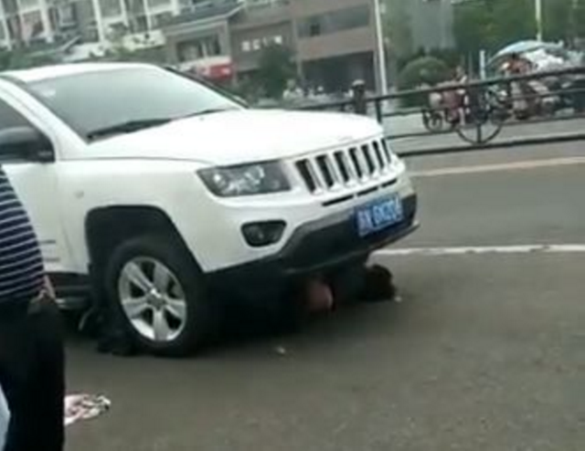生死10秒!女子被撞卷入车底 市民合力抬车救人