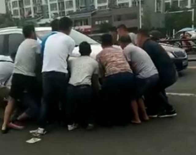 生死10秒!女子被撞卷入车底 市民合力抬车救人