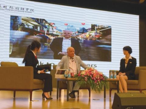 金融大亨罗杰斯现身苏州校园 与师生亲切互动