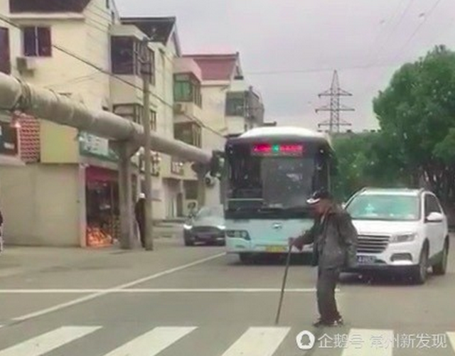 老人蹒跚过马路 车流礼让2次红绿灯无人鸣笛