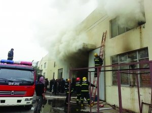 扬州仪征一企业起火 救火打开消防栓竟没水