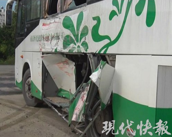 南京一工程车打滑撞上大客车 造成9人受伤