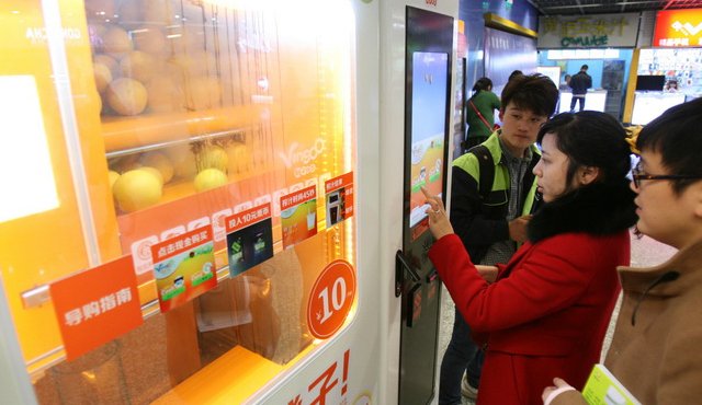 自动橙汁机亮相南京新街口地铁站