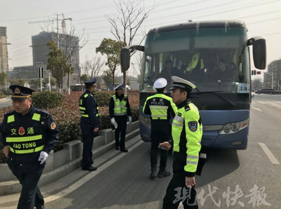 旅游车冒充春运大巴 半小时4辆违法运输大客车被查