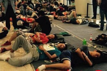 TFBOYS 王俊凯晒冷酷自拍  长相精致惹粉丝尖