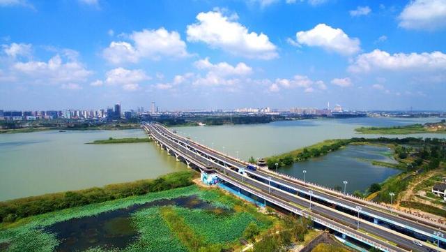 扬州七河八岛景观。杨侣摄 高品质产品加分城市旅游留下游客 每天上午10:00至10:30、下午3:00至3:30,瘦西湖景区最新打造洛春堂雅集,让游客去体验琴棋书画、诗酒花茶。相距不远的水云胜概大桂花厅,则为游客准备了一场扬州非物质文化遗产表演——杖头木偶。游客们可以在这里观赏表演,甚至动手体验。洛春堂雅集和大桂花厅木偶表演仅仅是扬州旅游体验式项目不断推陈出新的一个缩影。以往,来扬游客匆匆而来、匆匆而去,只在扬州呆一天。如今,在游客眼中,扬州更值得细细品味。 东关街、城